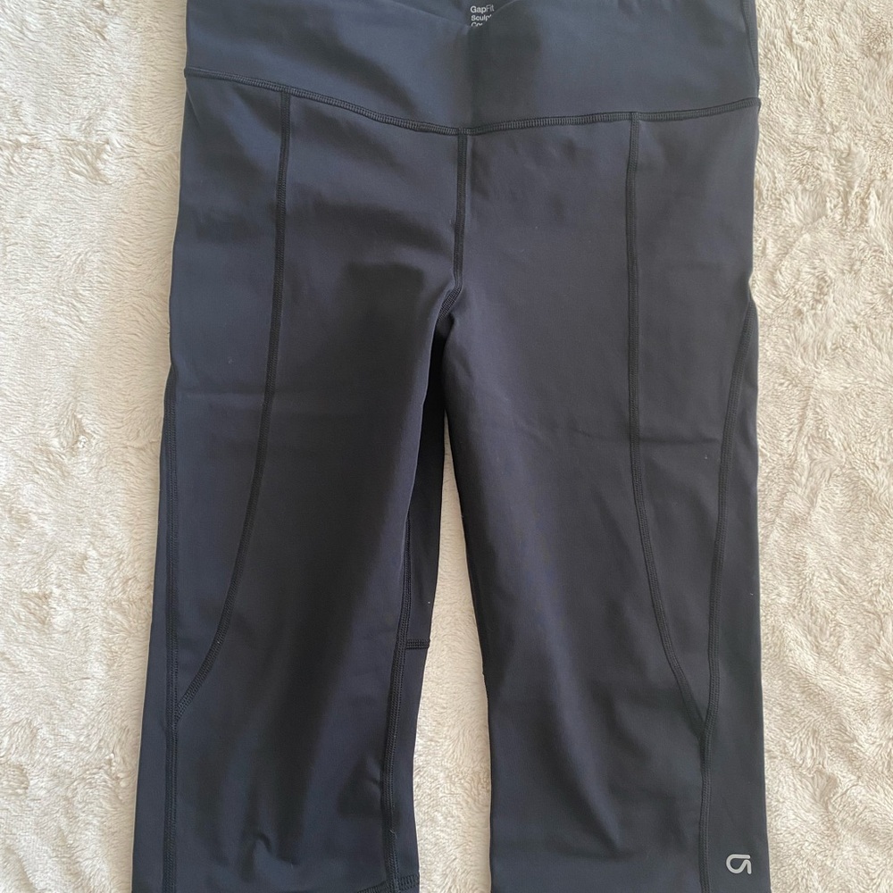 Black Gapfit cropped compression leggings